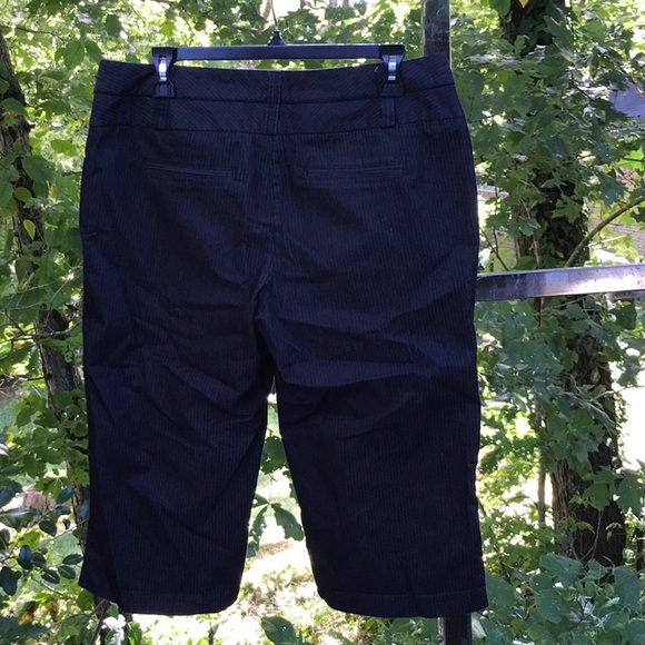 Maurices Charcoal Gray Black Striped Capris Shorts Juniors 11/12 Floral Lining - Picture 4 of 14